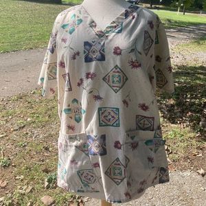 LANDAU SOUTHERN DESERT FLOWER VNECK SCRUB TOP M